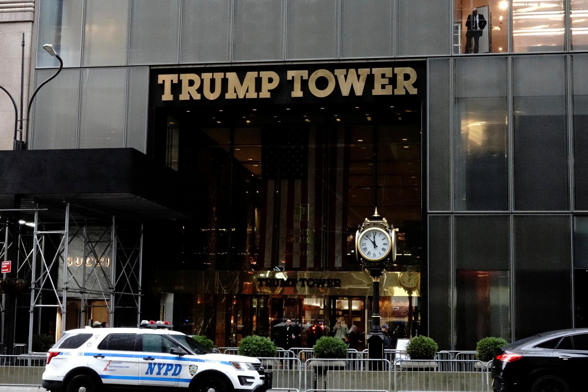 Polícia v New Yorku kvôli súdu s Trumpom vztýčila bariéry okolo Trump Tower