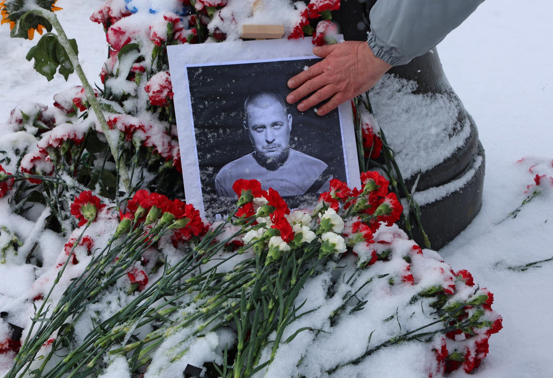 Blogera zabili Navaľného kolegovia sadrovou soškou, tvrdí Rusko. Zadržali ženu