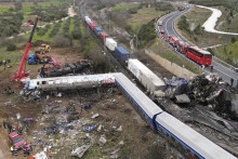 Hasiči a záchranári na mieste zrážky nákladného a osobného vlaku v blízkosti mesta Larisa na severe Grécka. FOTO: TASR/AP