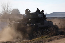 Tank bojujúci v blízkosti mesta Vuhledar. FOTO: Reuters