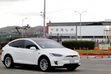 Vozidlo Tesla pred hlavnou továrňou na výrobu vozidiel spoločnosti Tesla v americkom meste Fremont. FOTO: Reuters