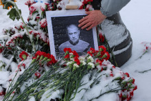 Potrét ruského provojnového blogera Vladlena Tatarského na pietnom mieste v Petrohrade. FOTO: Reuters