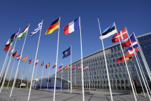Prázdna žrď medzi vlajkami Francúuzska a Estónska pred sídlom NATO v Bruseli v pondelok 3. apríla 2023. Fínsko sa v utorok stane členom Severoatlantickej aliancie NATO. FOTO: TASR/AP