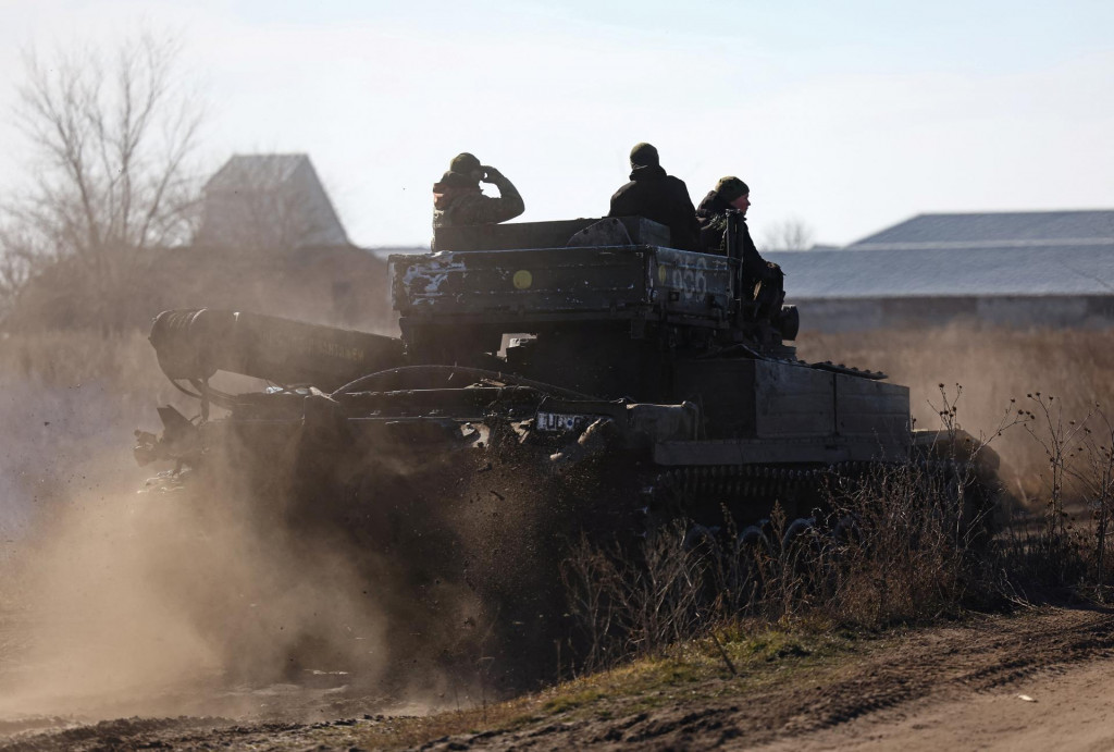 Tank bojujúci v blízkosti mesta Vuhledar. FOTO: Reuters