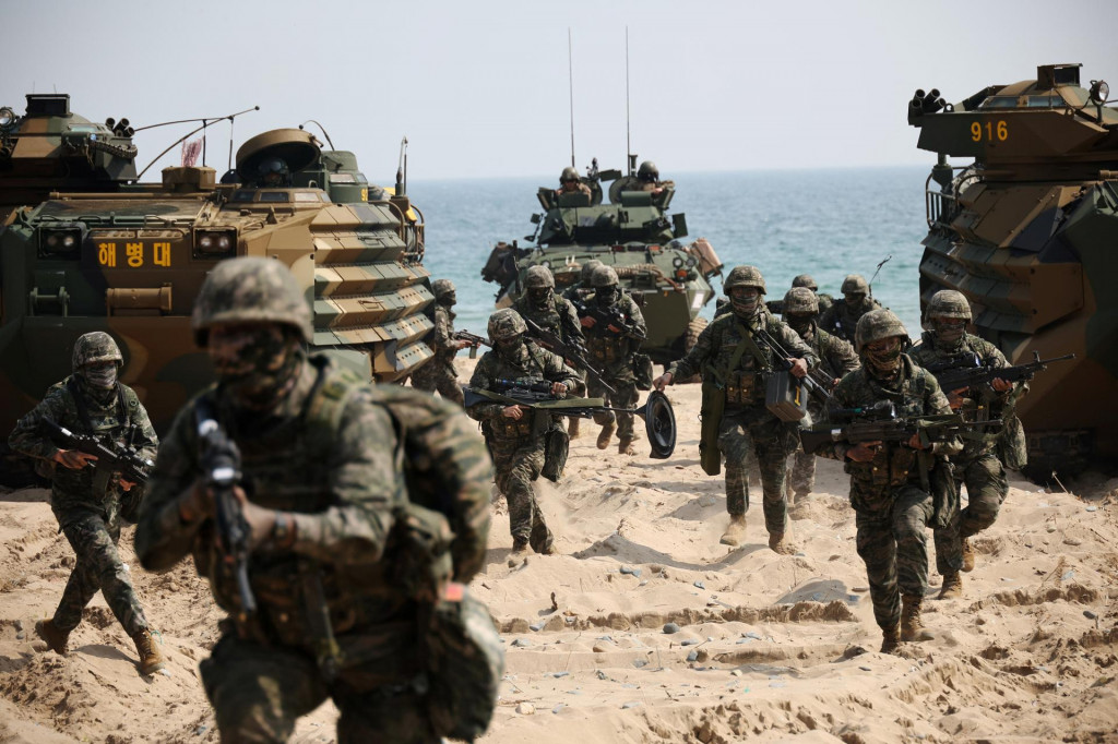 Staré nezhody medzi americkými spojencami sú stále živé. Napríklad Južná Kórea zbrojí a zároveň vyjadruje obavy, aby sa Japonci nestali príliš silnými. Snímka zo spoločného cvičenia juhokórejských a amerických vojakov. FOTO: Reuters