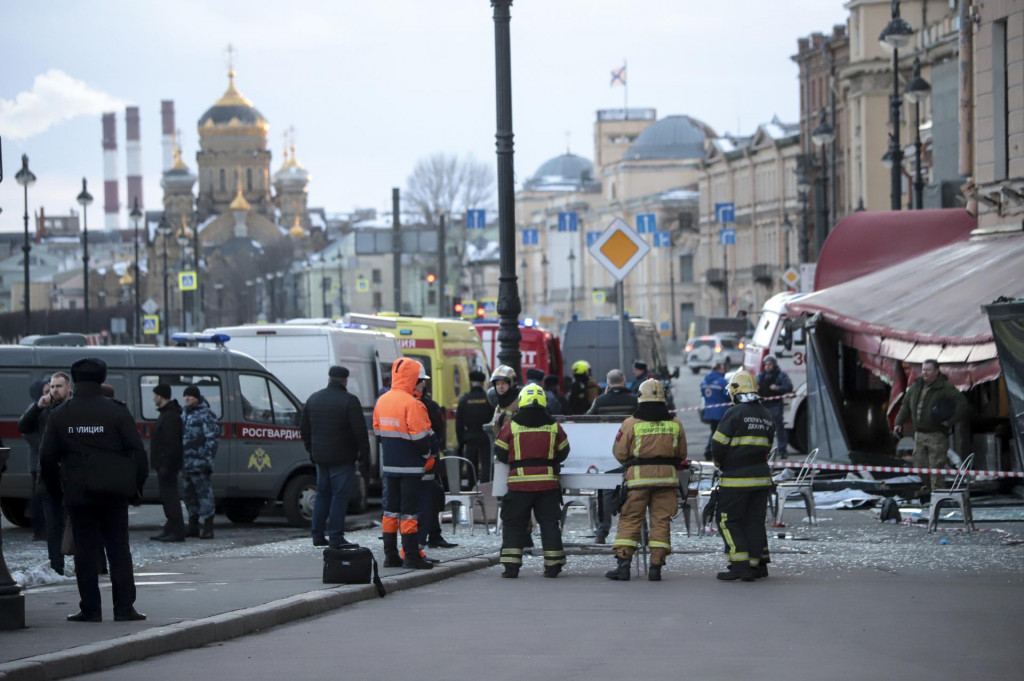 Príslušníci ruského ministerstva pre mimoriadne situácie zasahujú po výbuchu v kaviarni v meste Petrohrad. FOTO: TASR/AP

