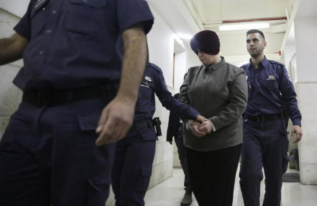 Malka Leifer je privedená do súdnej siene v Jeruzaleme 27. februára 2018. FOTO: AP