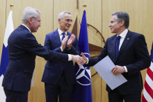 Fínsky minister zahraničných vecí Pekka Haavisto (vľavo), ktorému americký minister zahraničných vecí Antony Blinken (vpravo) odovzdáva dokumenty o členstve Fínska v NATO. FOTO: TASR/AP