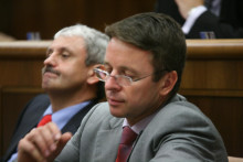 Bývalý slovenský politik Ivan Mikloš (vpravo) a Mikuláš Dzurinda.

FOTO: ARCHÍV HN

