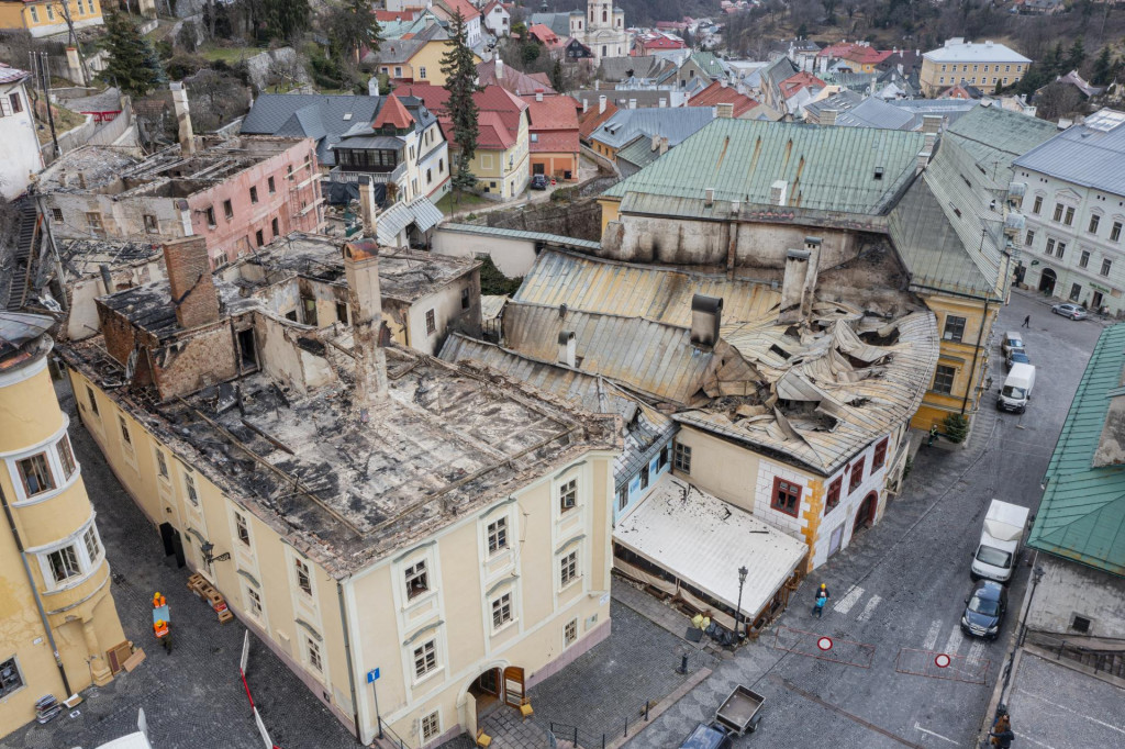 Na snímke z dronu poškodené budovy v centre po požiari v Banskej Štiavnici.

FOTO: TASR/M. Svítok