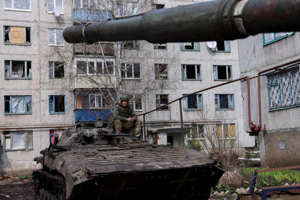 Bojové vozidlo pechoty uprostred ruskej invázie na Ukrajinu neďaleko zbombardovaného východného mesta Bachmut, 2. apríla 2023. FOTO: Reuters