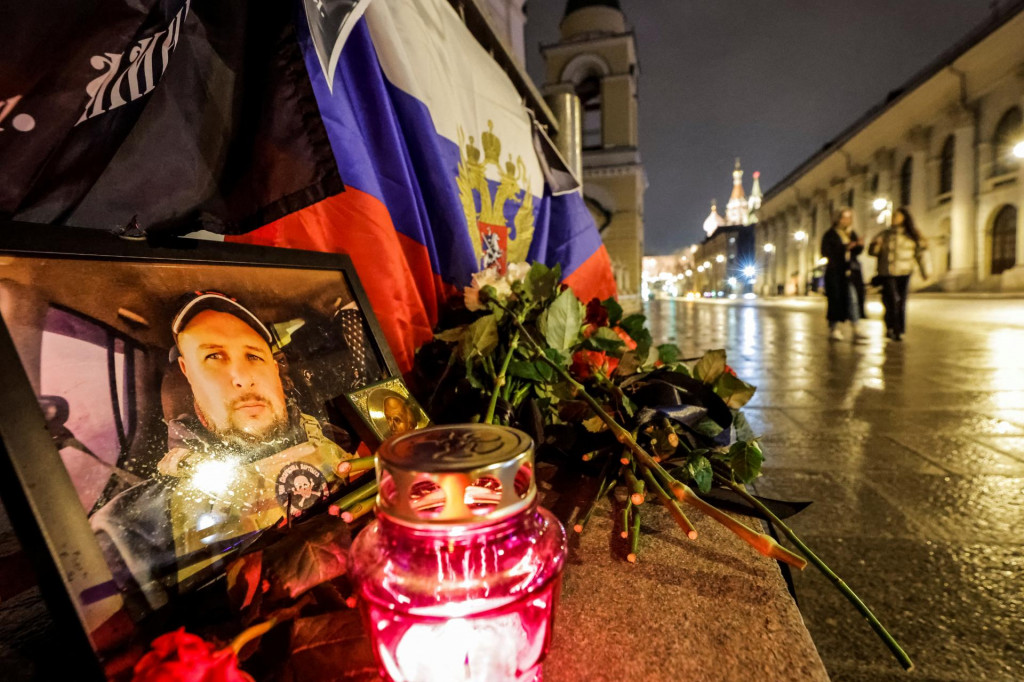 Portrét ruského provojnového blogera Vladlena Tatarského pri Chráme Vasilija Blaženého v pozadí v Moskve. FOTO: Reuters
