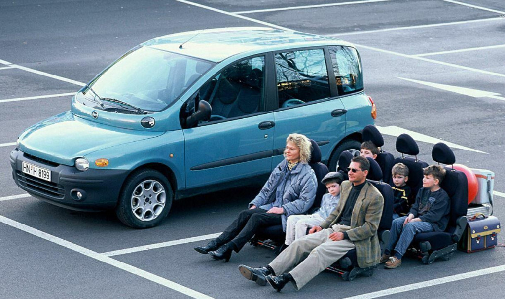 Novodobý Fiat Multipla v roku 1998 šokoval vzhľadom i využitím obstavaného priestoru.