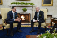 Americký prezident Joe Biden (vpravo) a írsky premiér Leo Varadkar. FOTO: TASR/AP