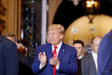 Bývalý americký prezident Donald Trump pred prednesením poznámok v deň svojho súdneho vystúpenia v New Yorku po tom, čo ho veľká porota na Manhattane obvinila na základe vyšetrovania tajných peňazí vyplatených pornohviezde Stormy Daniels. FOTO: Reuters