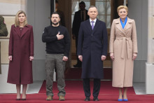 Poľský prezident Andrzej Duda (druhý sprava), prvá dáma Poľska Agata Kornhauserová-Dudová (vpravo), ukrajinský prezident Volodymyr Zelenskij (druhý zľava) a jeho manželka Olena (vľavo). FOTO: TASR/AP