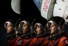 Koncom budúceho roka sa sa štyria astronauti vydajú na 10-dňovú cestu okolo Mesiaca.