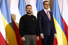 Ukrajinský prezident Volodymyr Zelenskij a poľský premiér Mateusz Morawiecki. FOTO: TASR/AP