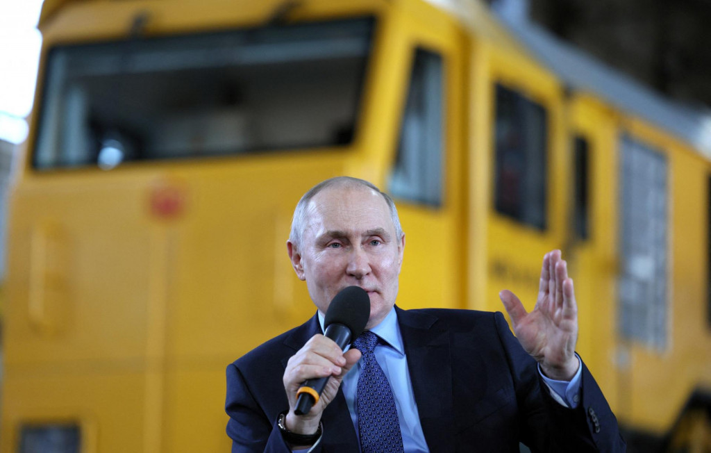 Ruský prezident Vladimir Putin na včerajšom stretnutí so zamestnancami závodu výrobcu železničných strojov a zariadení Tulazheldormash v ruskej Tule. FOTO: Reuters