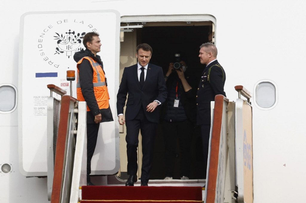 Francúzsky prezident Emmanuel Macron vystupuje z lietadla po jeho prílete na medzinárodnom letisku v Pekingu. FOTO: TASR/AP