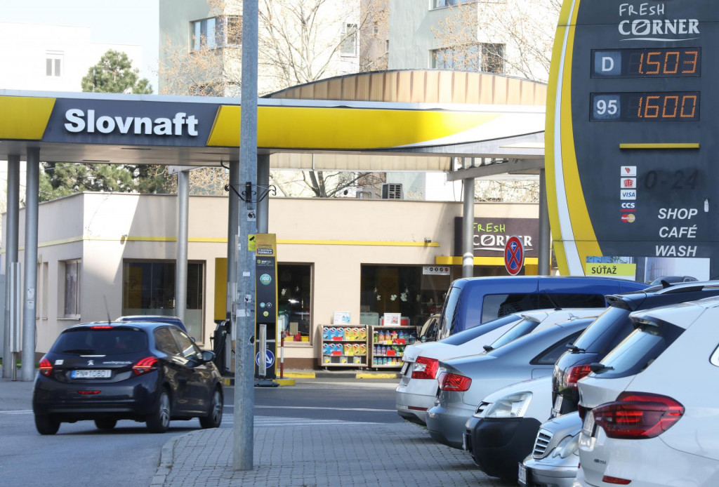 Aktuálne ceny palív na čerpacej stanici Slovnaft. FOTO: HN/Peter Mayer