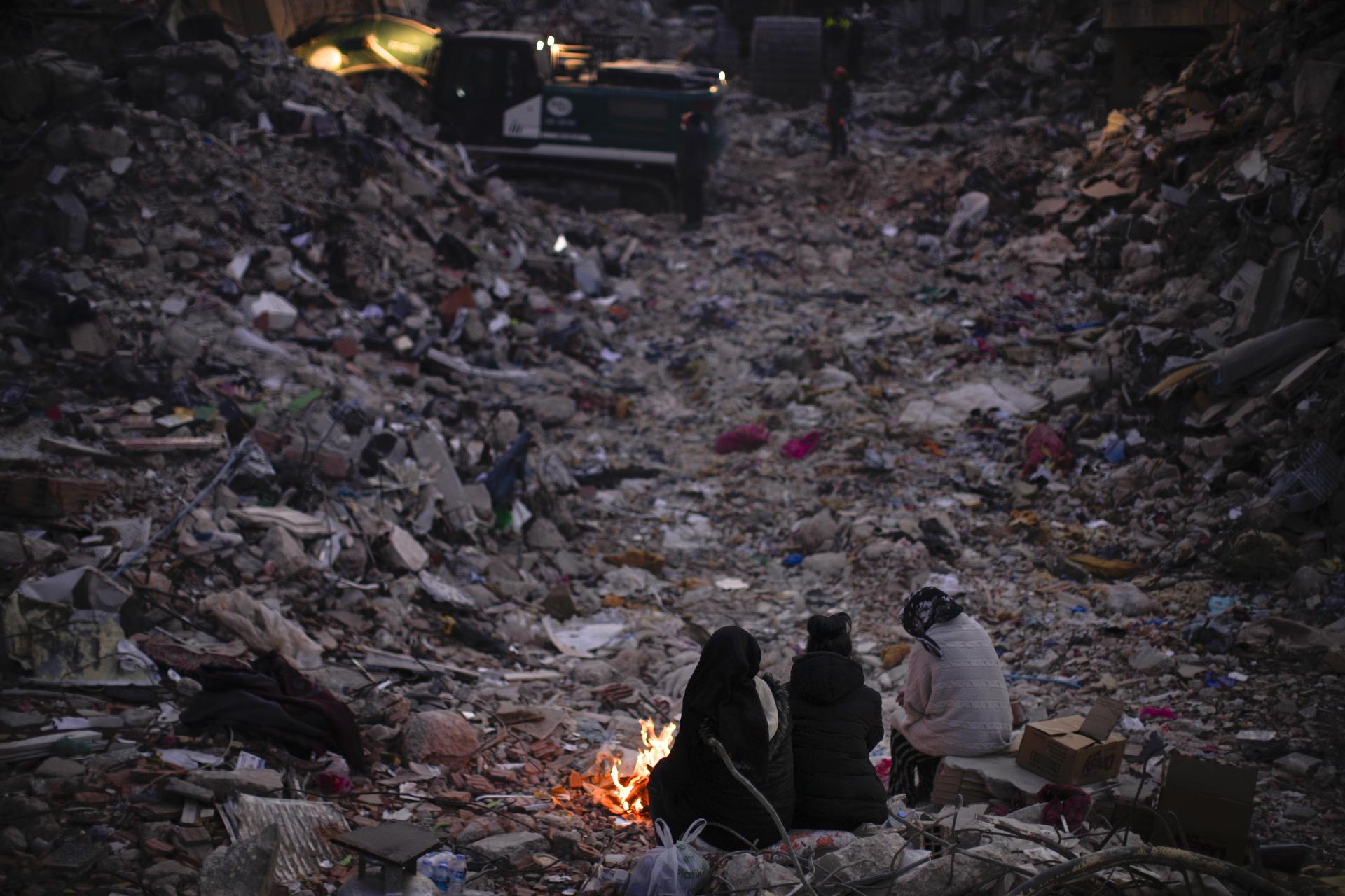 Prežili sme zemetrasenie, ale zomrieme kvôli odpadu z trosiek. Ekológovia v Turecku varujú pred azbestom