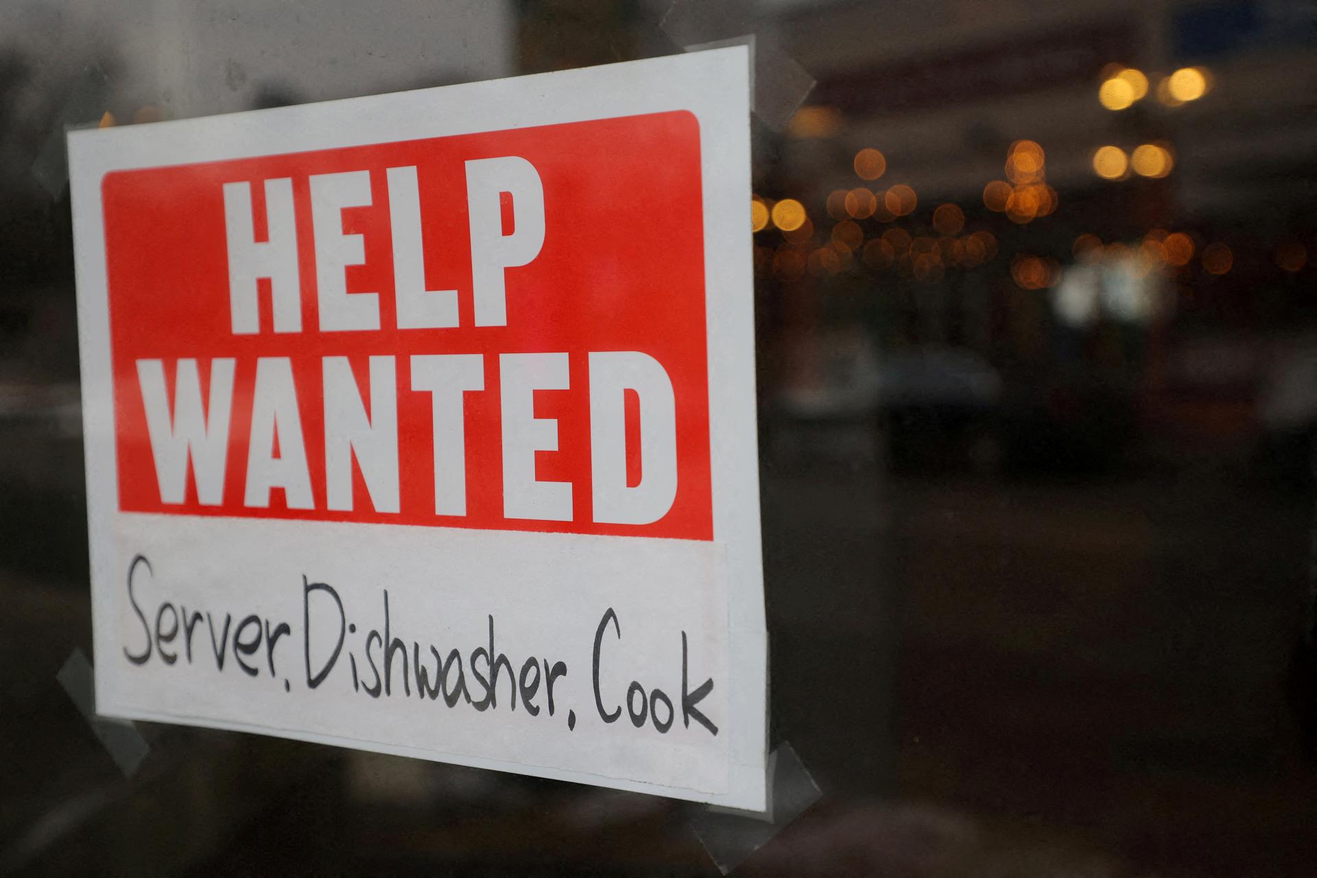 Počet nových žiadostí o podporu v nezamestnanosti v USA nečakane klesol. Pracovný trh odoláva Fedu