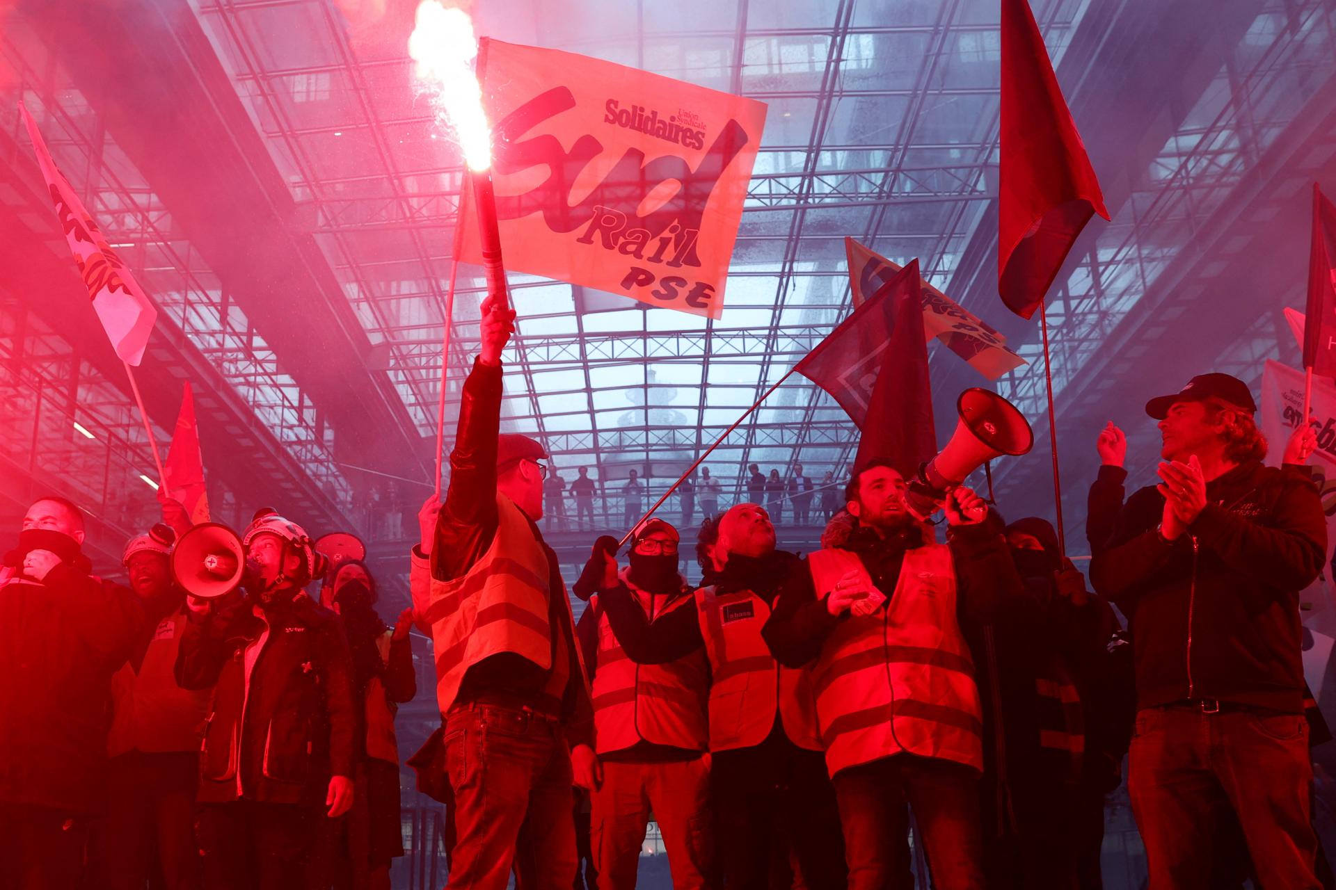 Francúzi už po jedenástykrát demonštrujú a štrajkujú kvôli reforme dôchodkov. Útočili na policajtov