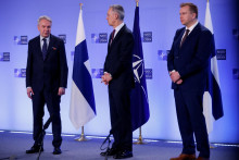 Generálny tajomník NATO Jens Stoltenberg sa stretol s fínskym ministrom zahraničných vecí Pekkom Haavistom a ministrom obrany Anttim Kaikkonenom. FOTO: Reuters