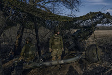 Ukrajinskí vojaci sa pozerajú na front. FOTO: TASR/AP