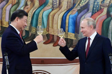 Ruský prezident Vladimir Putin a čínsky prezident Si Ťin-pching sa zúčastňujú recepcie v Kremli. Čína má dovážať Rusku elektroniku, zatiaľ čo Rusi chcú Číne ďalej dodávať ropu a plyn. Na rastúci záujem zamestnávateľov už reagujú aj školy. FOTO: Reuters