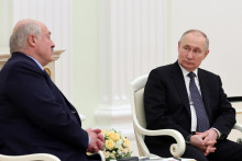 Ruský prezident Vladimir Putin a bieloruský prezident Alexander Lukašenko počas stretnutia v Kremli v Moskve. FOTO: TASR/AP