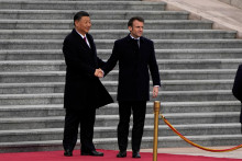 Francúzsky prezident Emmanuel Macron si podáva ruku s čínskym prezidentom Si Ťin-pchingom. FOTO: Reuters