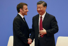Franc&uacute;zsky prezident Emmanuel Macron a č&iacute;nsky prezident Si Ťin-pching. FOTO: Reuters
