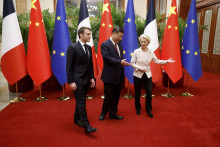 Zľava francúzsky prezident Emmanuel Macron, čínsky prezident Si Ťin-pching a predsedníčka Európskej komisie Ursula von der Leyenová. FOTO: TASR/AP