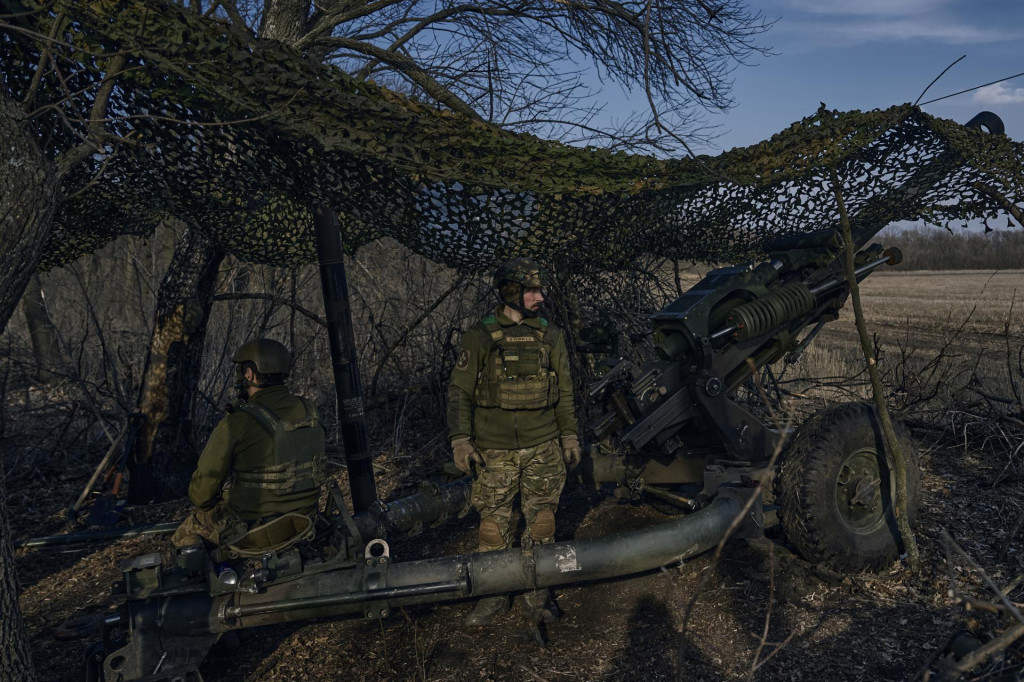 Ukrajinskí vojaci sa pozerajú na front. FOTO: TASR/AP