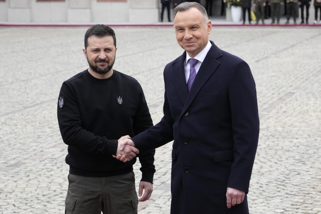 Poľský prezident Andrzej Duda (vpravo) a ukrajinský prezident Volodymyr Zelenskij. FOTO TASR/AP

