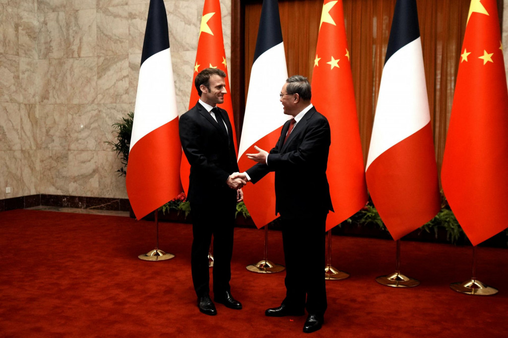 Francúzskeho prezidenta Emmanuela Macrona víta čínsky premiér Li Čchiang pred stretnutím vo Veľkej sále ľudu v čínskom Pekingu. FOTO: Reuters