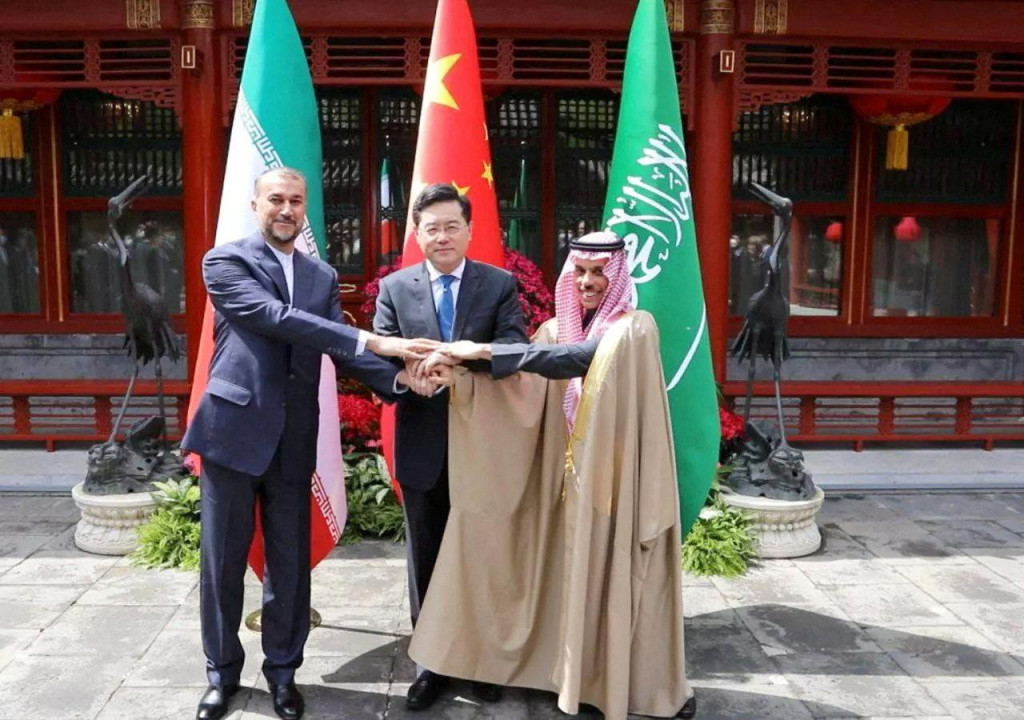 Iránsky minister zahraničných vecí Hossein Amir-Abdollahian a minister zahraničných vecí Saudskej Arábie princ Faisal bin Farhan Al Saud a čínsky minister zahraničných vecí Qin Gang. FOTO: Reuters