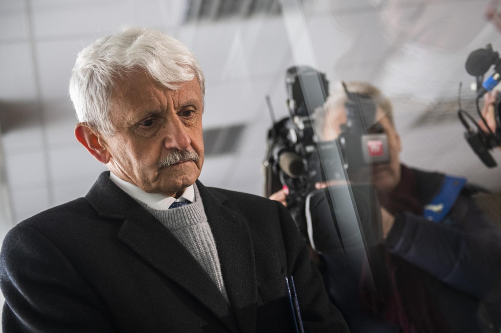 Mikul&aacute;&scaron; Dzurinda počas odovzd&aacute;vania podpisov na Ministerstvo vn&uacute;tra. FOTO: TASR/Jaroslav Nov&aacute;k