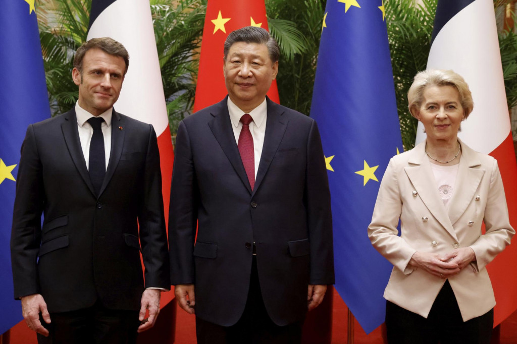 Zľava francúzsky prezident Emmanuel Macron, čínsky prezident Si Ťin-pching a predsedníčka Európskej komisie Ursula von der Leyenová pózujú pred pracovným rokovaním v Pekingu. FOTO: TASR/AP