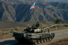 Služobný člen ruských mierových jednotiek vedľa tanku neďaleko hranice s Arménskom. FOTO: Reuters