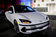Pohľad na Hyundai Ioniq 6, keď vyhráva ocenenie World Car of the Year 2023 počas udeľovania cien World Car Awards 2023 na medzinárodnom autosalóne v New Yorku na Manhattane.