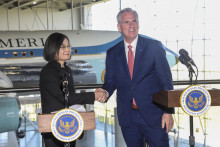 Predseda Snemovne reprezentantov Kongresu USA Kevin McCarthy si podáva ruku s taiwanskou prezidentkou Cchaj Jing-wen počas spoločného tlačového vyhlásenia po ich stretnutí v Prezidentskej knižnici Ronalda Reagana. FOTO: TASR/AP