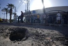 Kráter na ceste po rakete vypálenej z Libanonu v meste Šlomi na severe Izraela. FOTO: TASR/AP