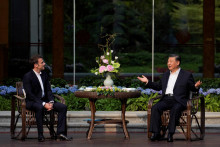 Čínsky prezident Si Ťin-pching a francúzsky prezident Emmanuel Macron. FOTO: Reuters