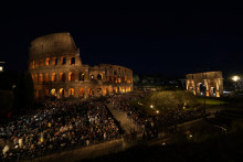 Ľudia sa zhromažďujú pred Koloseom, aby sa zúčastnili krížovej cesty na Veľký piatok v Ríme. FOTO: TASR/AP