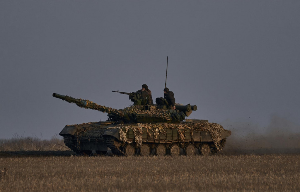 Ukrajinskí vojaci sa vezú na tanku na fronte v meste Bachmut v Doneckej oblasti na východe Ukrajiny. FOTO: TASR/AP