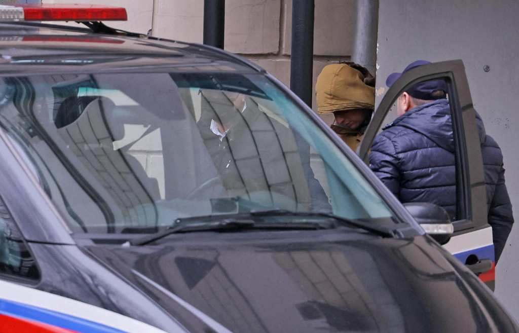 Reportér amerického denníka The Wall Street Journal Evan Gershkovich, zadržaný pre podozrenie zo špionáže, opúšťa budovu súdu v Moskve v Rusku. FOTO: Reuters