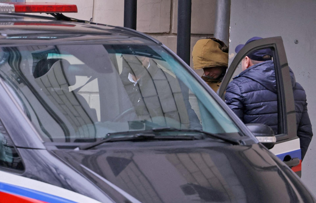 Reportér amerického denníka The Wall Street Journal Evan Gershkovich opúšťa budovu súdu v Moskve v Rusku. FOTO: Reuters